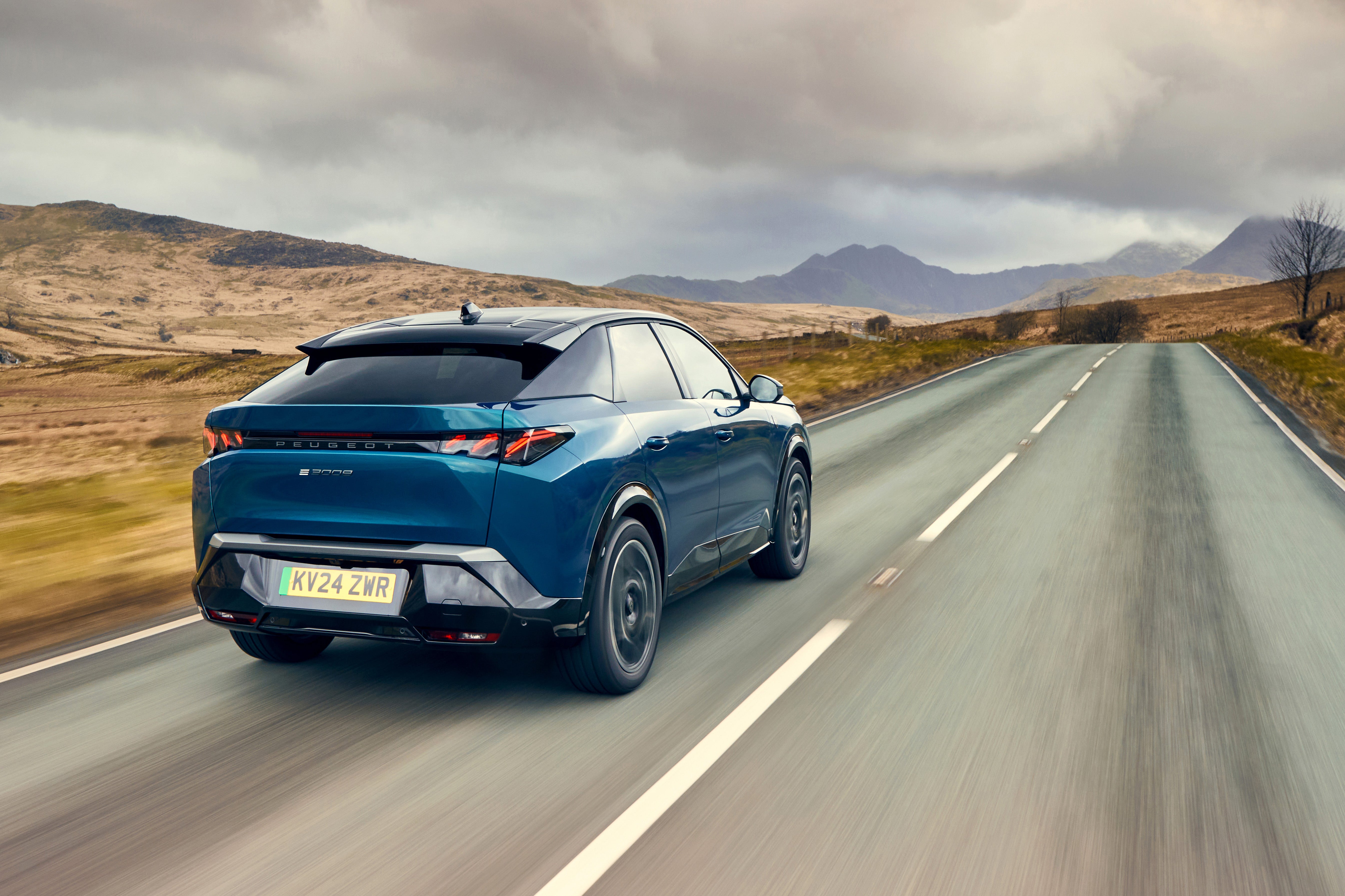Peugeot e3008 rear driving